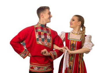Beyaz arka plan üzerinde izole Rus halk kostümleri dans güzel çift.