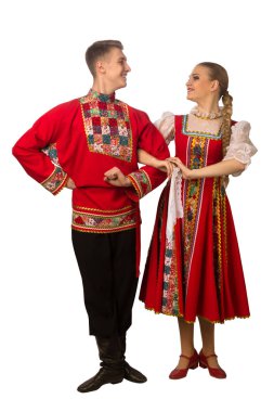 Beyaz arka planda izole edilmiş Rus halk kostümleriyle dans eden güzel beyaz bir çift. Tam uzunluk.