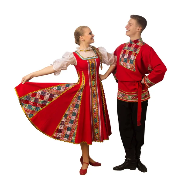 白い背景に隔離されたロシアの民族衣装で美しい白人カップルダンス — ストック写真