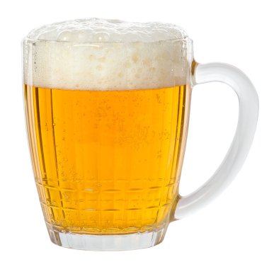 Beyaz üzerine izole edilmiş bir bardak bira.