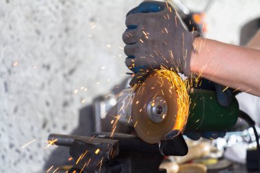 Kimliği belirsiz adam Bulgar aletiyle metal testere kesiyor