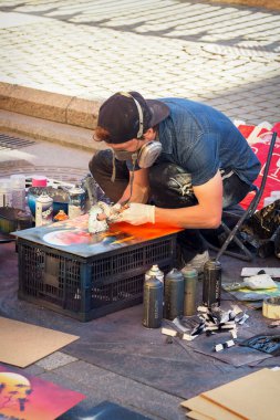 Saint-Petersburg, Rusya, 21-Haziran-2020: sokak sanatçısı bir resim çiziyor. Saint-Petersburg.