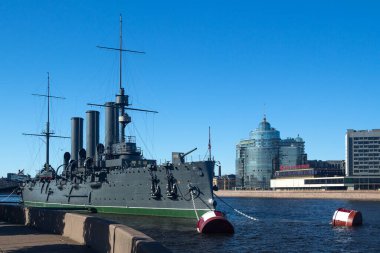 Saint-Petersburg, Rusya, 21-Haziran-2020: iskeledeki eski askeri gemi 