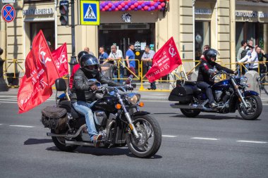 St. Petersburg, Rusya-24 Haziran 2020: Büyük Vatanseverlik Savaşı 'nın 75. yıldönümü onuruna zafer geçidi. Motosiklet gösterisi.