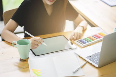 Genç Asya grafik tasarımcı onu çalışma alanında bilgi işlem ve grafik tablet üzerinde çalışıyor