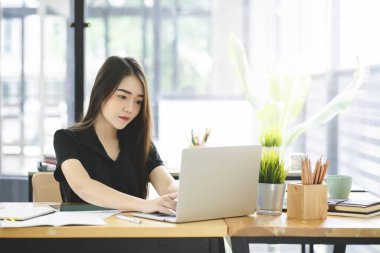 Genç Asya grafik tasarımcı onu çalışma alanında bilgi işlem ve grafik tablet üzerinde çalışıyor