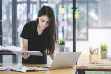 Genç Asya grafik tasarımcı onu çalışma alanında bilgi işlem ve grafik tablet üzerinde çalışıyor