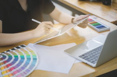 Genç Asya grafik tasarımcı onu çalışma alanında bilgi işlem ve grafik tablet üzerinde çalışıyor