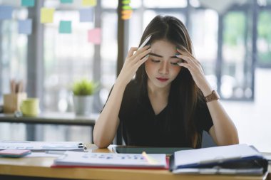 Stresli ve çalışma hatası ve sorunları hakkında endişeli ile Şaşkın iş kadını.