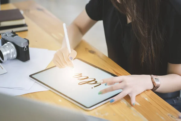 Genç Asya grafik tasarımcı onu çalışma alanında bilgi işlem ve grafik tablet üzerinde çalışıyor