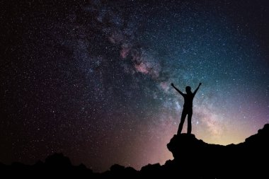 Yıldızlı gece gökyüzü samanyolu ile dağda Mutlu özgürlük kadın. özgürlük ve zafer kavramı.