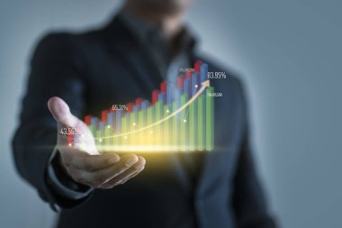 sanal gerçeklik kar grafik ile işadamı. İş teknolojisi ve dijital pazarlama kavramı.