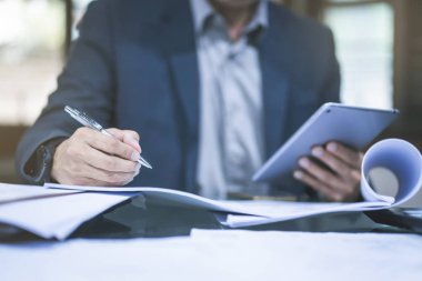 Ofiste çalışan iş adamının yakın çekim.