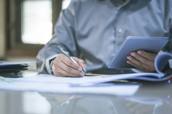 Primer Plano Del Empresario Que Trabaja Oficina — Foto de Stock