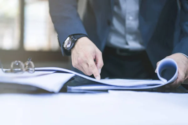 Tutup Dari Orang Bisnis Yang Bekerja Kantor — Stok Foto