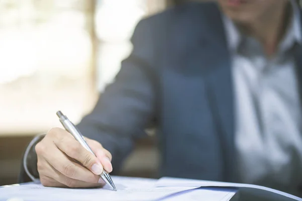 Tutup Dari Orang Bisnis Yang Bekerja Kantor — Stok Foto