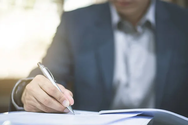 Primer Plano Del Empresario Que Trabaja Oficina — Foto de Stock