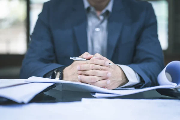 Tutup Dari Orang Bisnis Yang Bekerja Kantor — Stok Foto