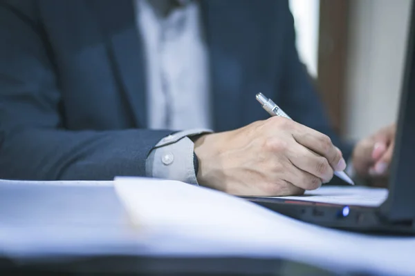 Tutup Dari Orang Bisnis Yang Bekerja Kantor — Stok Foto