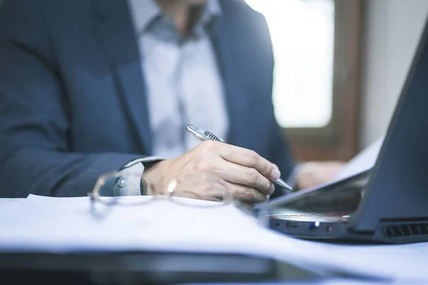 Tutup Dari Orang Bisnis Yang Bekerja Kantor — Stok Foto