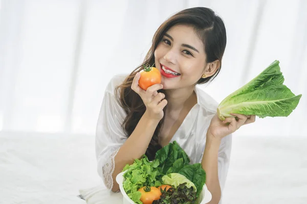 美丽的亚洲女人与健康的食物 健康的生活方式和美丽的护肤食品概念 — 图库照片