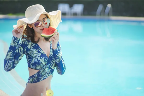 Mulher Bonita Desfrutar Férias Piscina Durante Verão — Fotografia de Stock