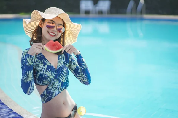 Mulher Bonita Desfrutar Férias Piscina Durante Verão — Fotografia de Stock