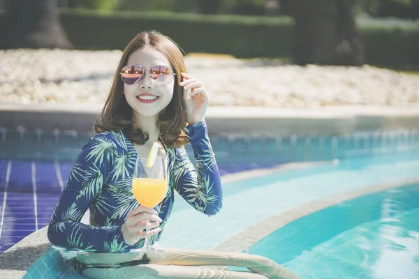 Mulher Bonita Desfrutar Férias Piscina Durante Verão — Fotografia de Stock