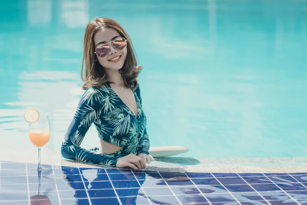 Jolie Femme Profiter Des Vacances Piscine Pendant Heure Été — Photo