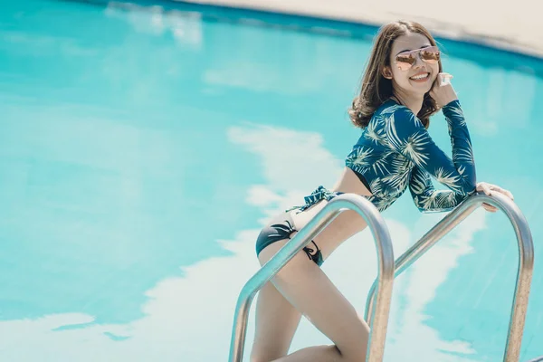 Mulher Bonita Desfrutar Férias Piscina Durante Verão — Fotografia de Stock