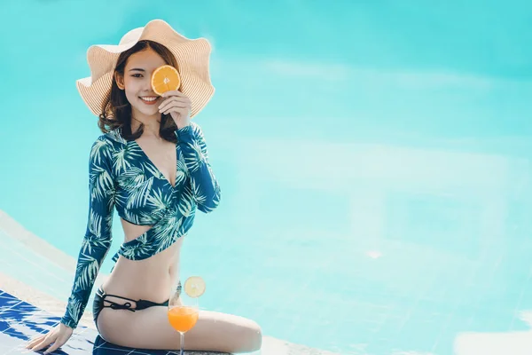 Pretty Woman yaz aylarında yüzme havuzunda tatil keyfini çıkarın.