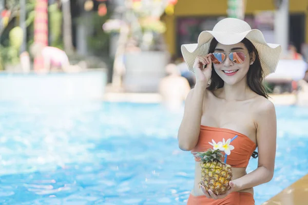 Mulher Bonita Desfrutar Férias Piscina Durante Verão — Fotografia de Stock