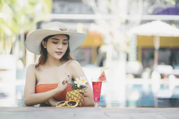 Mulher Bonita Desfrutar Férias Piscina Durante Verão — Fotografia de Stock