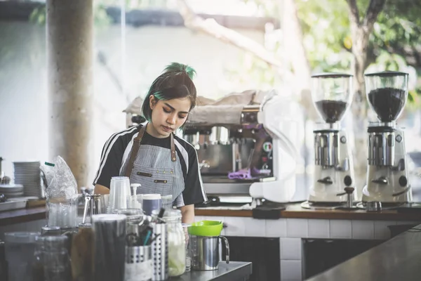 Asya sevimli barista kahve dükkanında kahve yapma