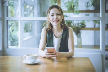 Genç Asyalı serbest çalışan onu çalışma alanında