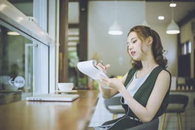 Genç Asyalı serbest çalışan onu çalışma alanında