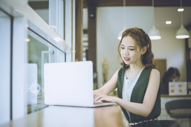 Genç Asyalı serbest çalışan onu çalışma alanında