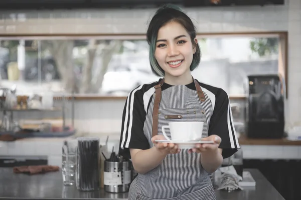 Asya sevimli barista kahve dükkanında kahve yapma