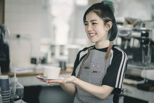 Asya sevimli barista kahve dükkanında kahve yapma