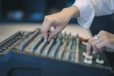 Ses mühendisi veya Dj stüdyoda profesyonel dijital ses kanalı karıştırıcı hacmini ayarlıyor.