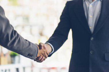 İş adamları ofiste el sıkışıyor. Başarı takım çalışması, ortaklık ve el sıkışma iş konsepti