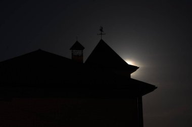 Ay kule çatısında