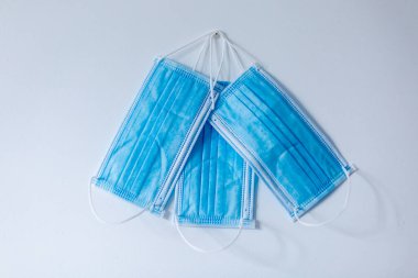 Cerrahi maskeler işe gitmek için ofiste, toplu taşıma araçlarında ya da arkadaşlarla olmak için. Kendine iyi bak.