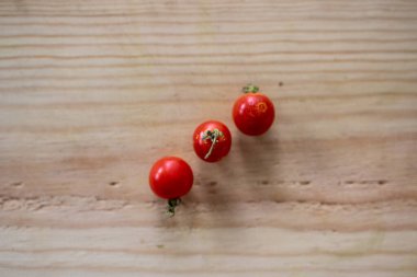 Bahçeden taze koparılmış kiraz domatesi sağlıklı bahçe salatası yapmak için. Sağlıklı ve vejetaryen gıda konsepti