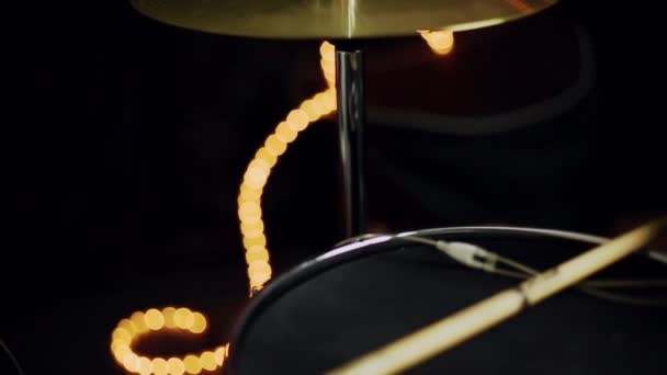 小鼓上的帽子 — 图库视频影像