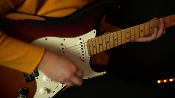 Hände Einer Person Die Vor Konzertbeginn Eine Gitarre Auf Schwarzem — Stockvideo