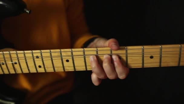 Mãos Uma Pessoa Tocando Uma Guitarra Elétrica Fundo Preto Antes — Vídeo de Stock