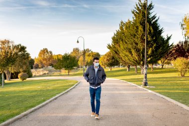 Çocuk parkta yürüyor.