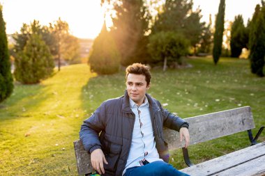 Çocuk bankta bekliyor.