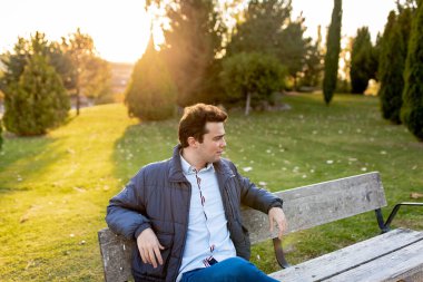 Çocuk bankta bekliyor.